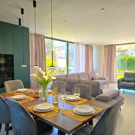Vila Azure Garden 317